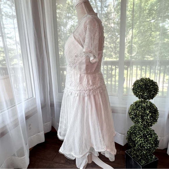 Three Floor After Party Dress Short Sleeve Off White Size 8 NWT - Picture 6 of 16